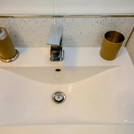 Apartment Flat 1 Blue Bridge Court *